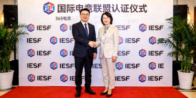 国际电竞联盟认证仪式现场，365电竞代表与IESF官员握手合影