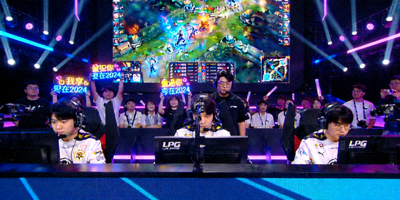 LPL夏季赛2024现场，LOL选手在比赛中，大屏幕显示游戏画面